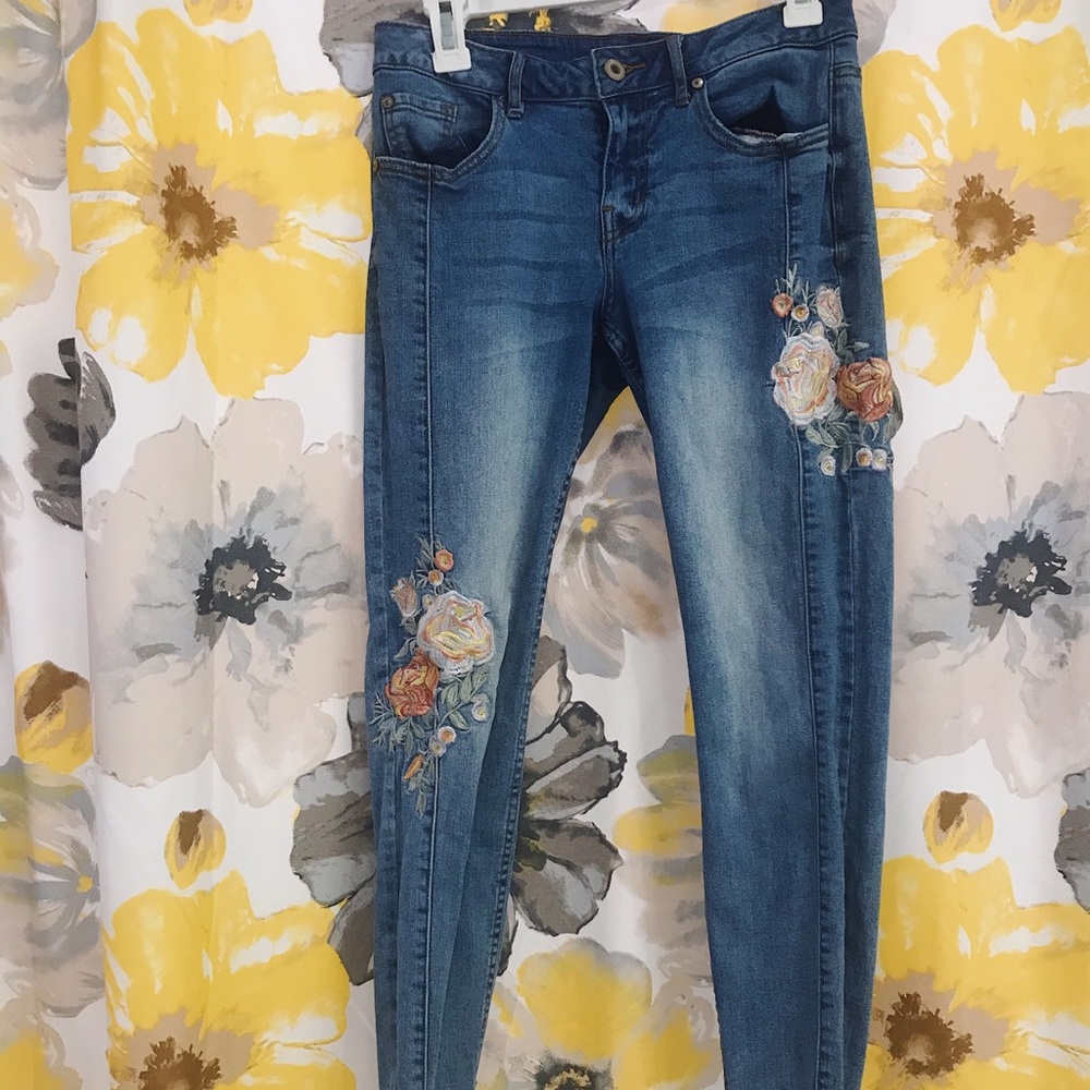 Dex Embroidered Jeans! Size 29!